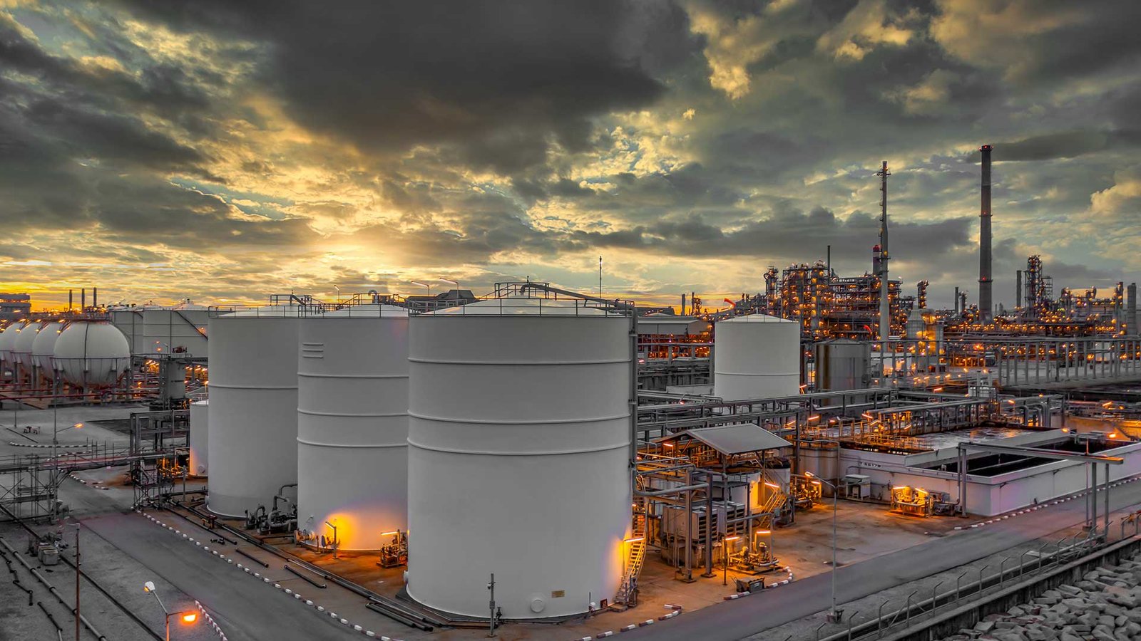petrochemical-storage-tank-with-oil-refinery-backg-77LN7G2.jpg petrochemical-storage-tank-with-oil-refinery-backg-77LN7G2.jpg